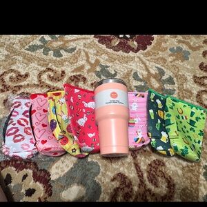 One 30oz cup and 7 neoprene holiday cup sleeves